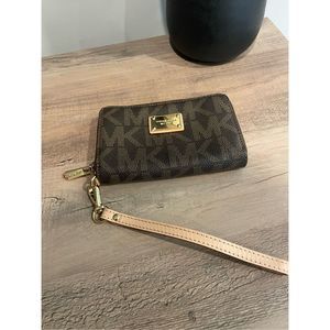 Michael Kors signature print zip around medium wallet/wristlet  6x4 EUC - gold i